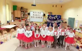 dzieci z grupy 3 pozują do zdjęcia