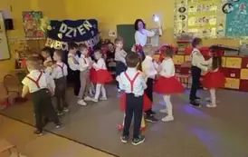 dzieci z grupy 3 tańczą 