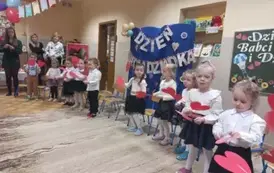 dzieci z grupy 2 śpiewają piosenki dla dziadk&oacute;w