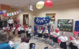 dzieci z seruszkami występują dla dziadk&oacute;w