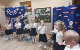 występ dzieci dla dziadk&oacute;w