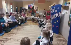 dzieci z grupy 2 z dziadkami