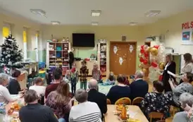 dzieci występują, dziadkowie oglądają występ