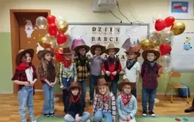 dzieci z grupy 7 pozują na ściance