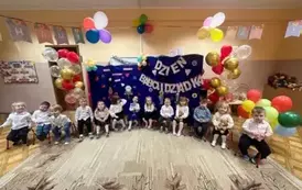 cała grupa dzieci pozuje do zdjęcia