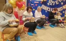 babcie obierają jabłka na czas