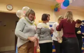 babcie otrzymują medale za udział w konkursie