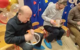 dziadkowie trą marchewki na czas