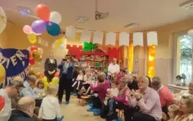 dzieci wręczają dziadkom laurki