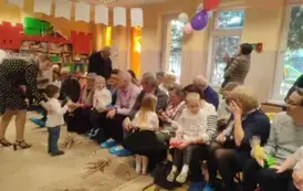 dzieci wręczają dziadkom laurki
