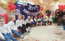 dzieci i dziadkowie czekają na występ