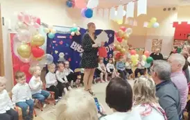 dzieci występują, dziadkowie oglądają występ