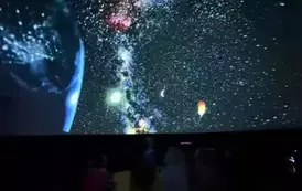 pokaz kosmosu w mobilnym planetraium