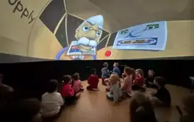 dzieci oglądają film w mobilnym planetarium