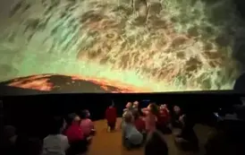 dzieci oglądają film w mobilnym planetarium