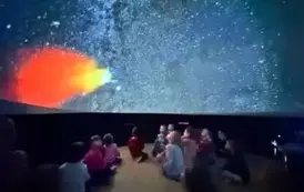 dzieci oglądają planety w mobilnym planetarium
