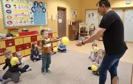 dziecko podrzuca balon
