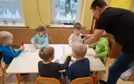 dzieci przeprowadzają eksperymenty