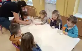 dzieci eksperymtnują