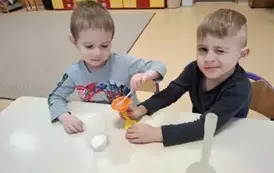 dzieci eksperymtnują