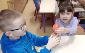 dzieci napełniają balony