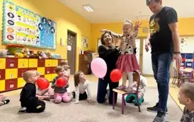 dzieci biorą udział w eksperymencie z balonami