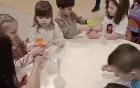 dzieci napełniają balony