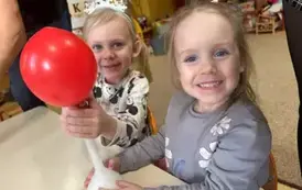 dziewczynki z balonikami
