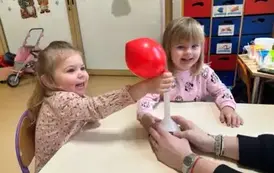 dzieci z balonem