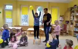 dzieci przeprowadzają eksperymnet z balonami