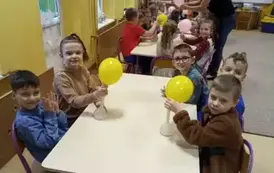 dzieci z balonami