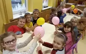 dzieci z balonami