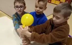 dzieci napełniają balony