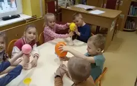 dzieci napełniają balony