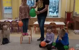 dzieci biorą udział w eksperymencie z balonami