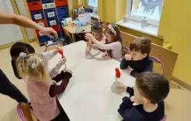 dzieci napełniają balony