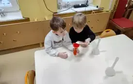 dzieci obserwują balony