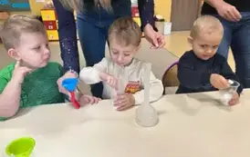 dzieci napełniają balony