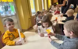 dzieci eksperymentują z balonami
