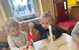 dzieci eksperymentują z balonami