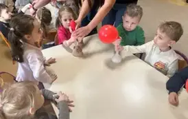 dzieci napełniają balony
