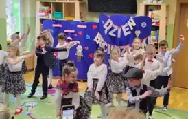 dzieci z grupy 5 tańczą