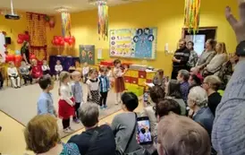 dziadkowie oglądają występ dzieci 