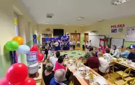 dziadkowie oglądają występ dzieci z grupy 5
