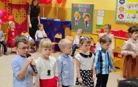 dzieci z grupy 4 m&oacute;wią wiersze