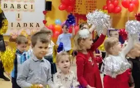dzieci tańczą