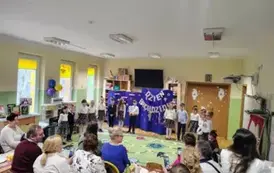 dziadkowie oglądają występ dzieci z grupy 5