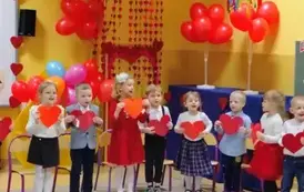 dzieci trzymają serca