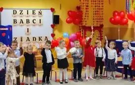 dzieci śpiewają piosenkę