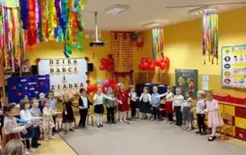 dzieci śpiewają piosenki dla dziadk&oacute;w